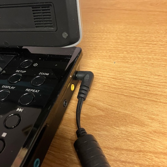 Black Portable DVD Player NOTE SOUND OUTPUT LOW - Picture 11 of 13